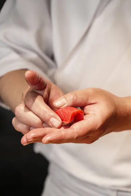 握りを仕立てる料理人の手元