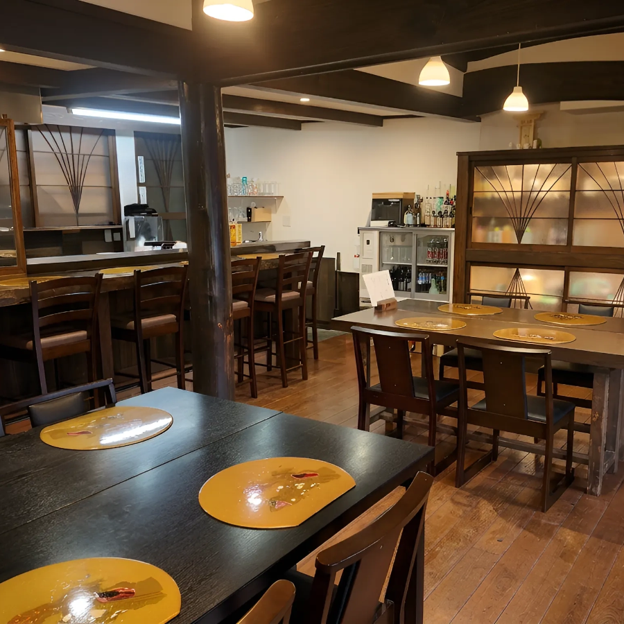 カウンターとテーブル席の店内