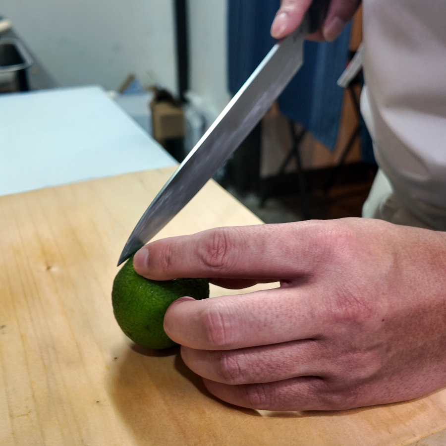 かぼすを切る料理人の手元